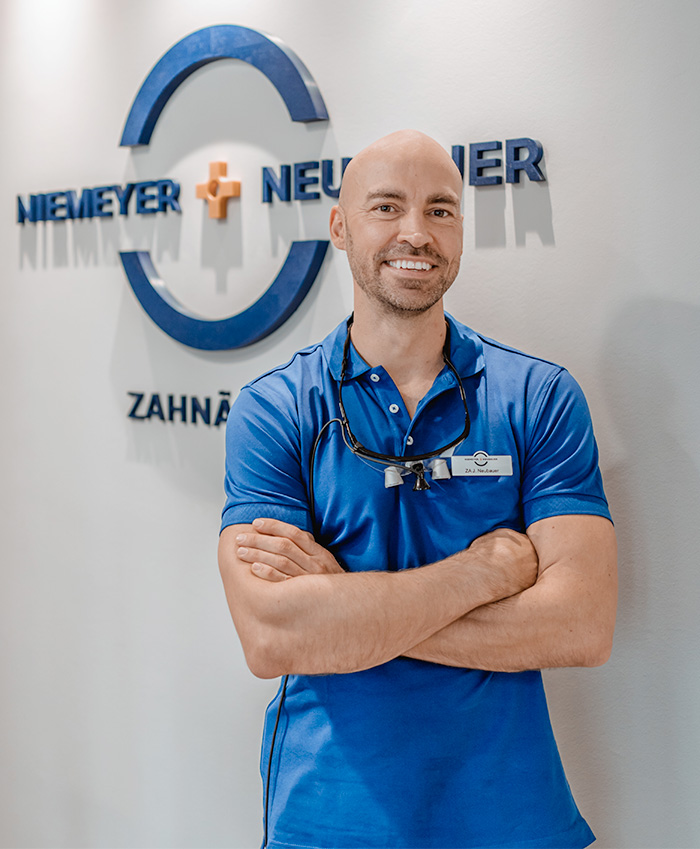 Zahnarzt Jockel Neubauer steht in der Praxis in Potsdam