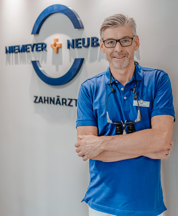 Zahnarzt Dr. Niemeyer steht in der Praxis in Potsdam